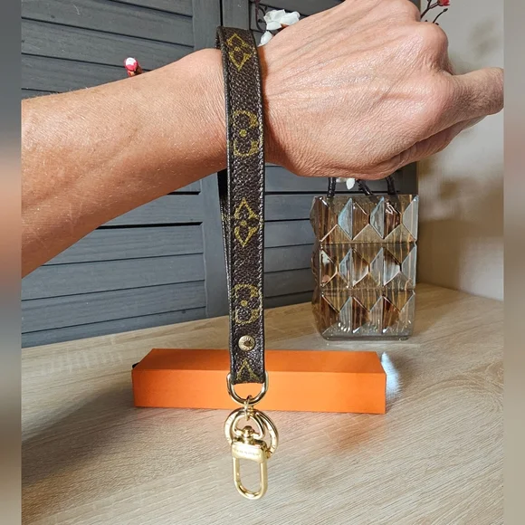 Authentic LOUIS VUITTON Monogram Canvas Wristlet Strap Keychain - Picture 4 of 10